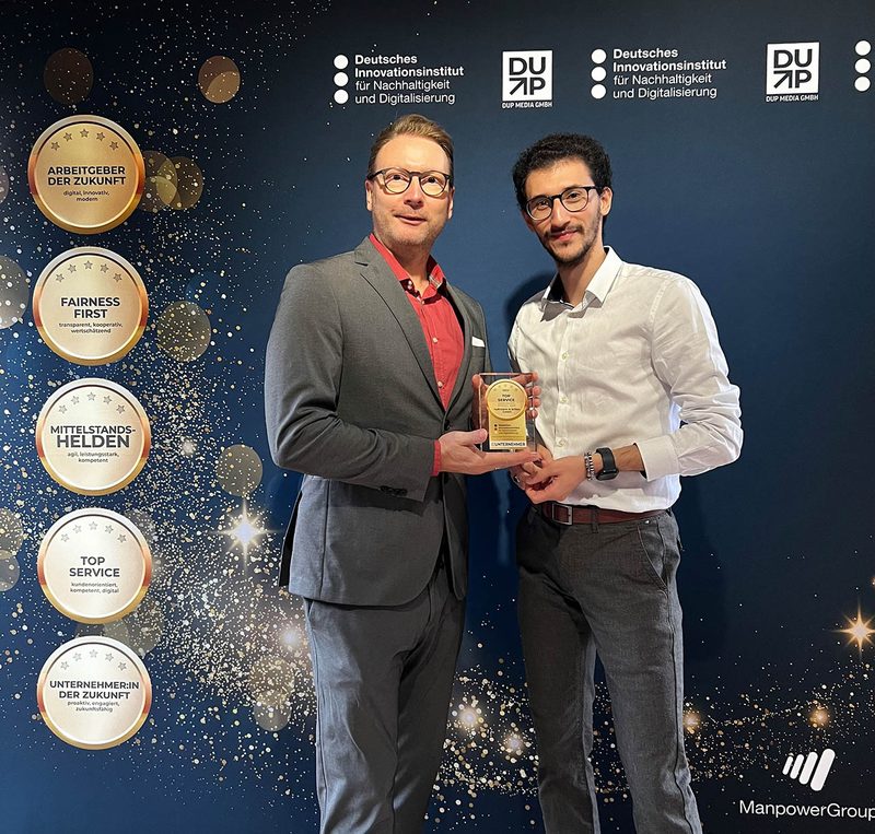 René Hoffmann nimmt die Auszeichnung Top Service des Deutschen Innovationsinstituts entgegen
