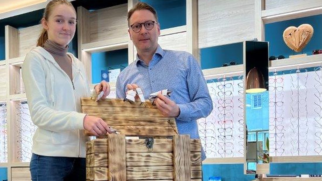 Beratungsbereich im Sehzentrum mit gemütlichen Sesseln und gelben Tulpen