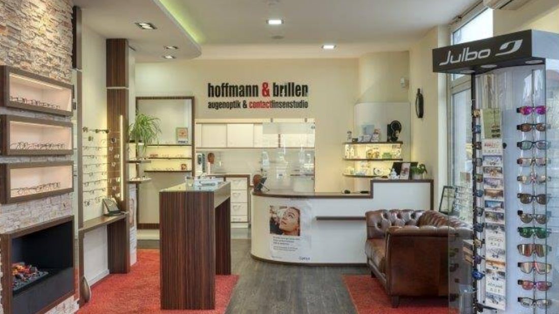 Innenraum des Sehzentrums Finowfurt mit beleuchteten Brillenregalen