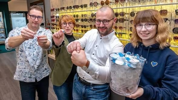 Vier Mitarbeitende beim Kontaktlinsen-Recycling im Sehzentrum