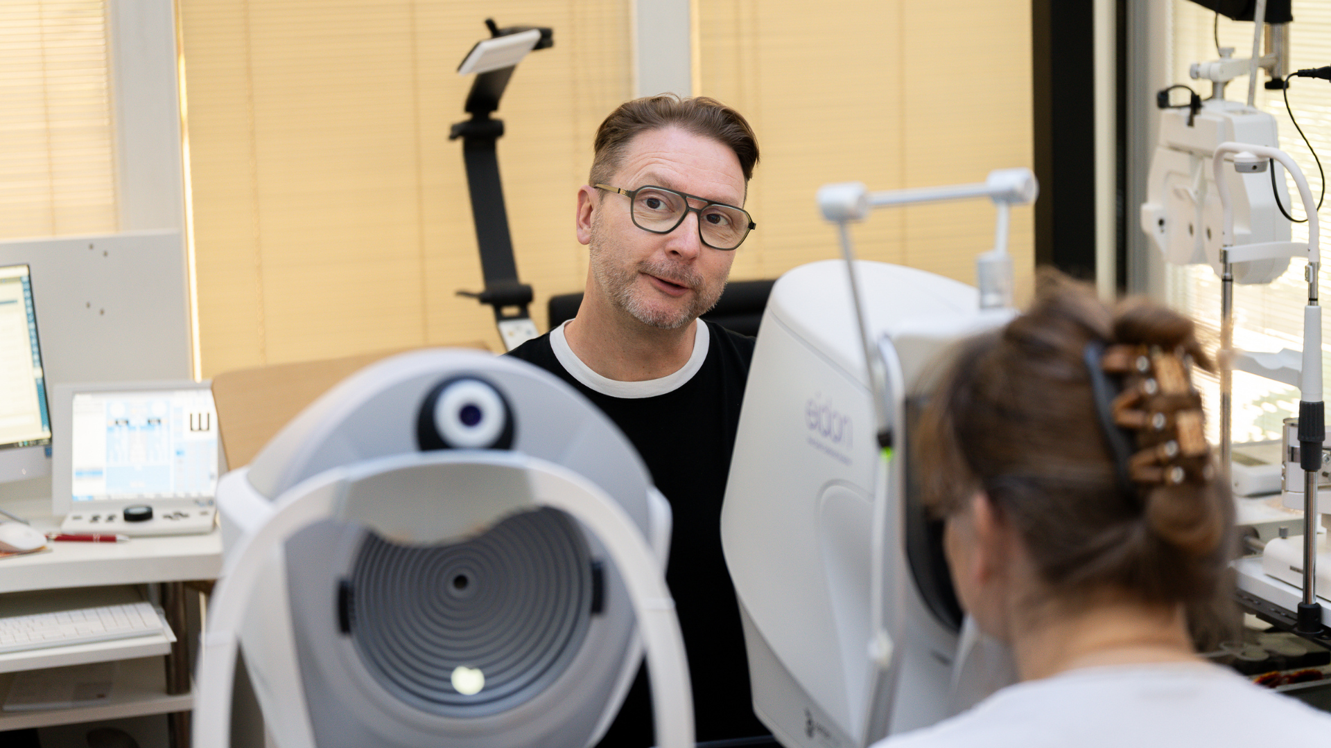 René Hoffmann führt einen Sehtest am Phoropter durch